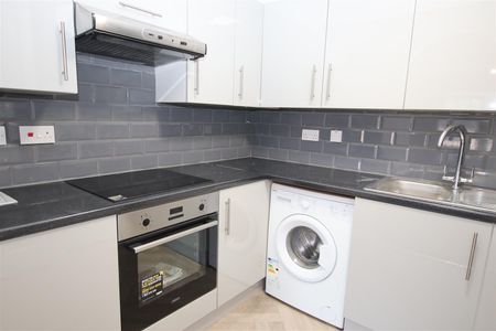 1 bedroom Apartment to let - Photo 2