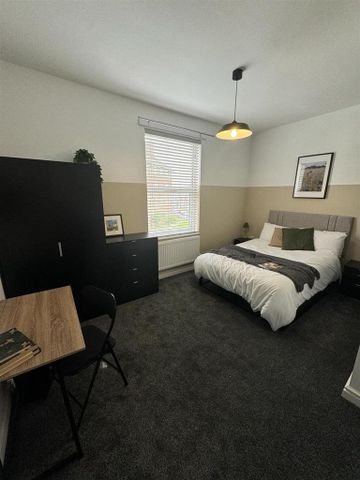 1 bedroom in a house share to rent - Photo 2