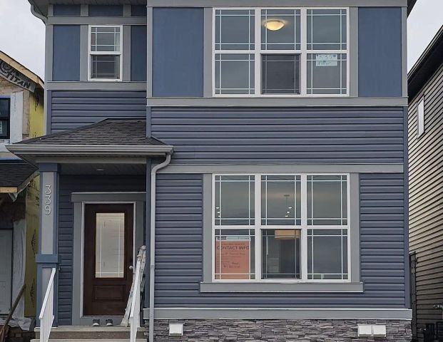 Stunning 3-Bedroom — 3 Bedrooms House - Photo 1
