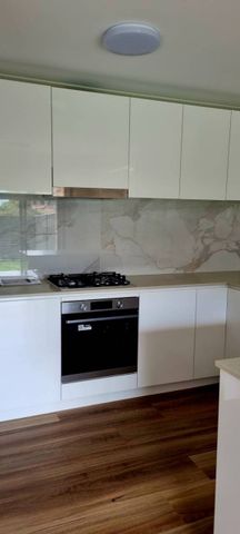 Modern 3 bedroom 3 bathroom townhouse in a popular estate for rent - Photo 2