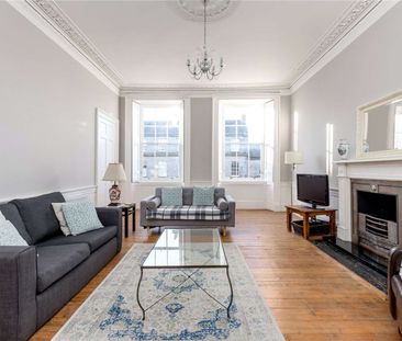 A spacious second floor four bedroom apartment, with two bathrooms,... - Photo 3