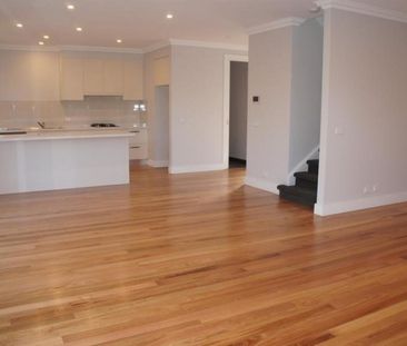 Spacious home in excellent location - Photo 5