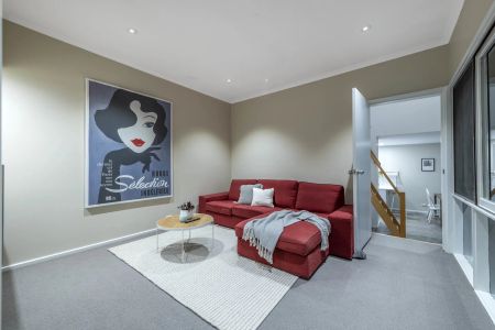 Stylish and Convenient Living in Premium Yarralumla - Photo 4