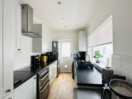 3 bedroom end of terrace house to rent - Photo 4