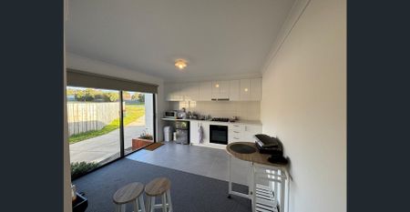 Fully Furnished Ensuite Room with kitchen!!! - Photo 2