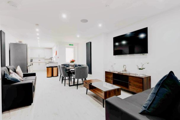 6 Beds 4 Baths - Photo 1