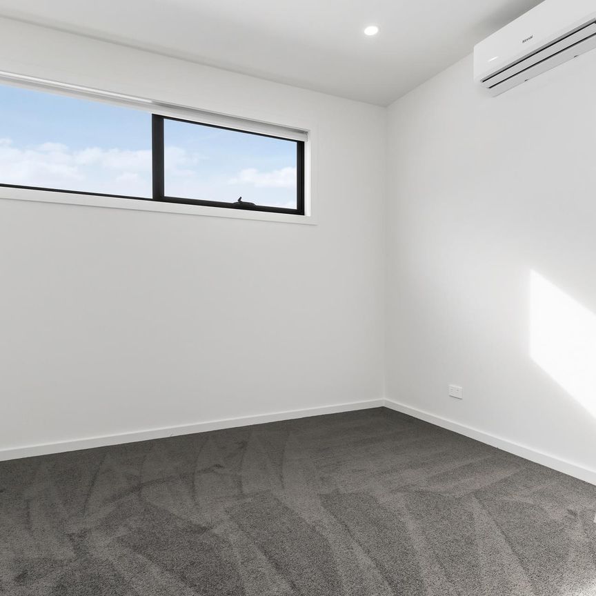 15 Rakia Walk, Fraser Rise VIC 3336 - Townhouse For Rent | Domain - Photo 1