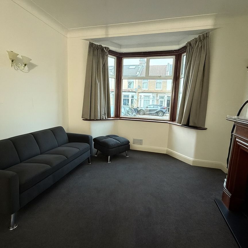 3 Bed Terraced House, Meads Lane, IG3 - Photo 1