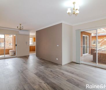 Two Bedroom Apartment With Great Location! - Photo 1