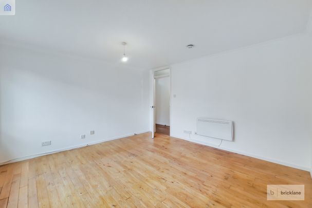 Spring Close, RM8 - Photo 1