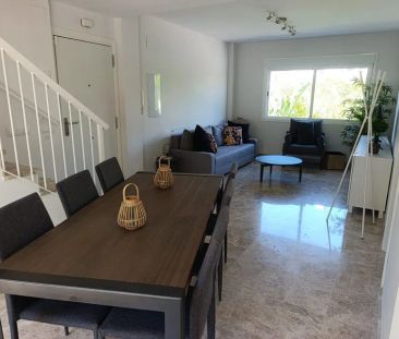 Alquiler de ático en Urbanización Los Naranjos de Marbella - Photo 1