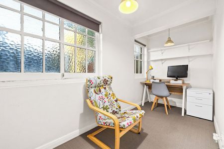 Art Deco with Courtyard Retreat - Photo 3