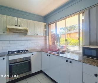 Spacious Two Bedroom Unit - Walk to Pendle Hill Train Station - Photo 4