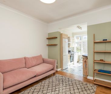 Flat to rent - Geoffrey Road, London, SE4 - Photo 2