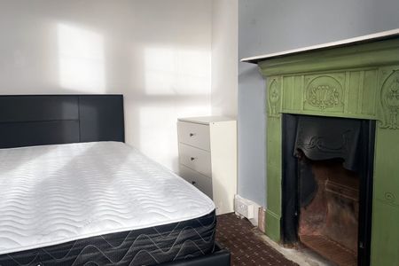 Room in a Shared House, Hatherley Gardens, E6 - Photo 4