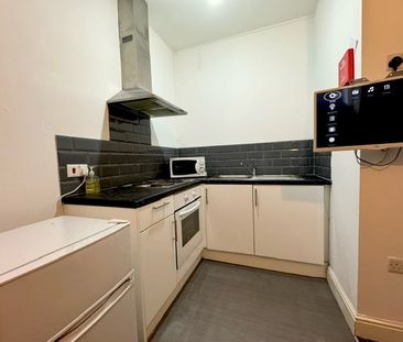 Studio Flat, Green Lane, IG3 - Photo 2