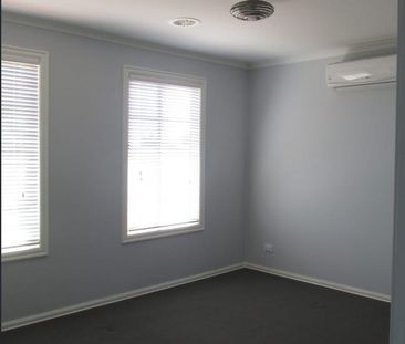 Quality, low maintenance townhouse ! - Photo 4