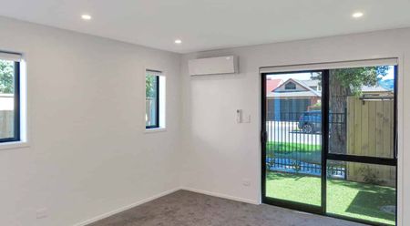 Modern home in Waterloo - Photo 5