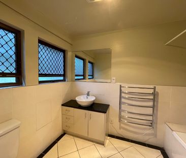 WHENUAPAI - Large 4 Bedrooms House - Photo 5