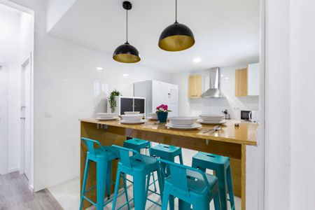 Large furnished room in calle Balmes - Photo 5