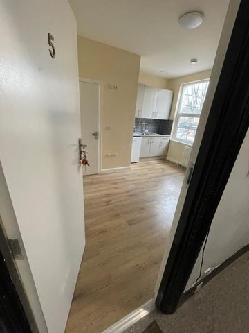 Studio Flat, Bowes Road, N13 - Photo 3