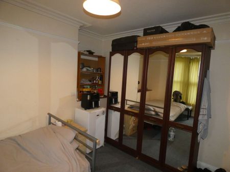 1 bed Studio Apartment - To Let - Photo 2