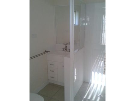 4 Bedroom, 2 Bathroom Home - Photo 5