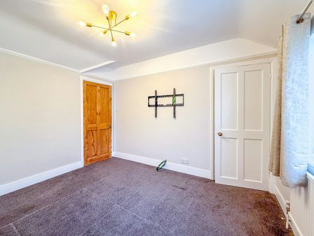 Semi-detached house to rent on - Photo 4