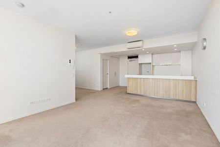 Oversized One Bedroom Apartment In Convenient Location - Photo 2