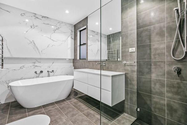 Luxuriously Designed, Near New, Stylish And Sun Kissed Executive Style Five Bedroom, Four Bathroom Family Oasis In A Blue Ribbon, Park-Side Location - Photo 1