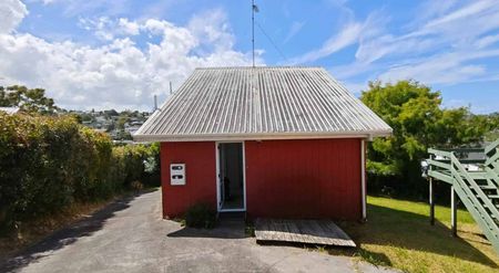 3-Bedroom Family Home in Sunnynook – Great Loc... - Photo 5