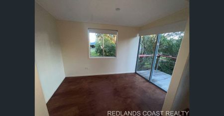 Lovely three bedroom townhouse with a leafy outlook - Photo 2