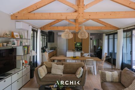 Architecture contemporaine inspirée des villas arcachonnaises dans le quartier de la Corniche et à proximité de La Dune, cette maison de 180 m2 se tient sur un terrain de 1 070 m2 dont les grands pins confèrent à l'ensemble charme et authenticité. - Photo 3