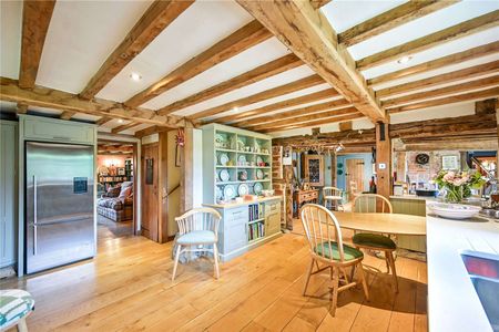 An idyllic Wealden farmhouse with beautiful gardens. - Photo 4
