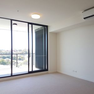 Modern One-Bedroom Apartment with Golf Course View - Photo 2