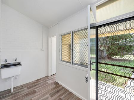 Open the Door to Comfort and Convenience on Dunorlan - Photo 2