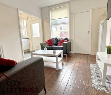 4 Bedroom Mid Terraced House - Photo 4
