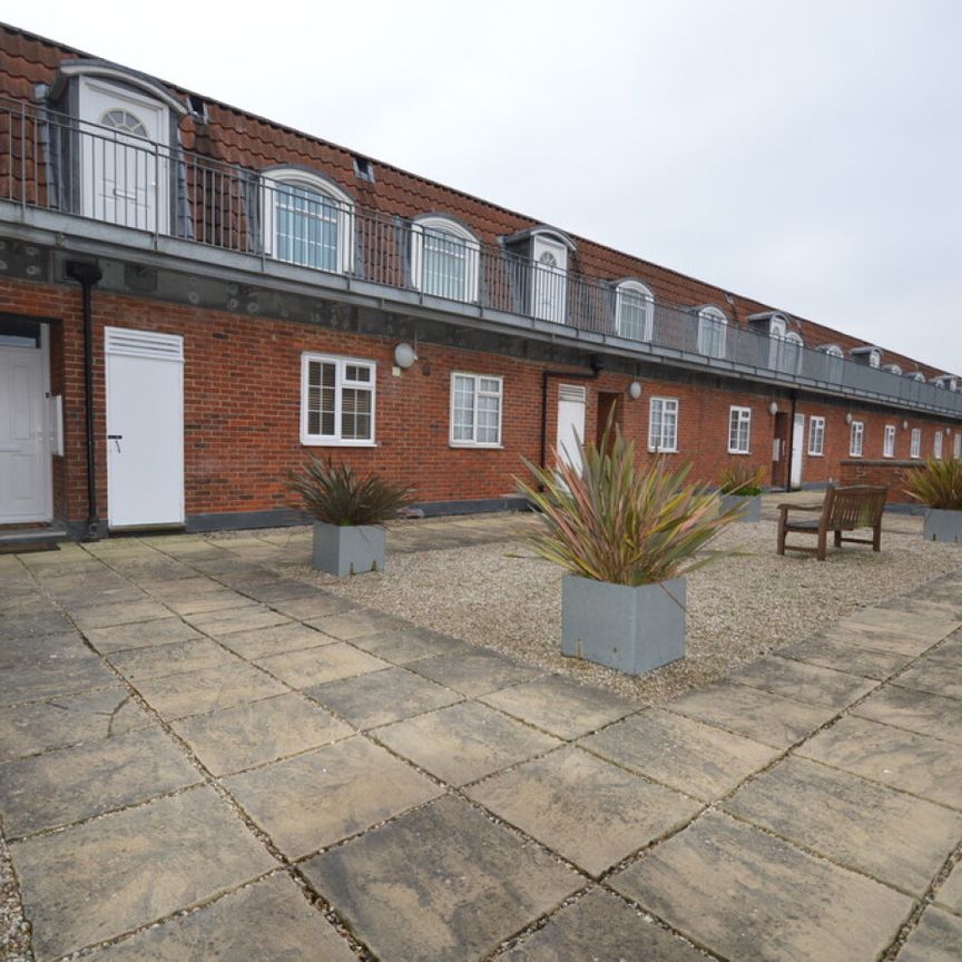 2 bedroom Apartment - LONGCROFT HOUSE, WELWYN GARDEN CITY - Photo 1