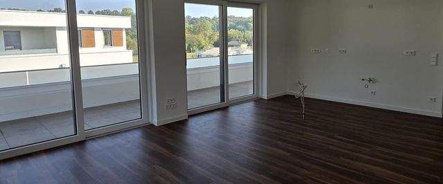 Neubau! Große Dachterrasse, exklusives Bad mit freistehender Wanne, ruhige Lage, Lift! - Photo 1