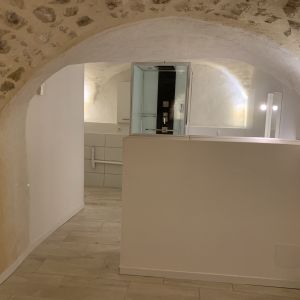 Location - Appartement T2 de 40 m² en rez-de-chaussée d'un immeuble de village - Photo 2