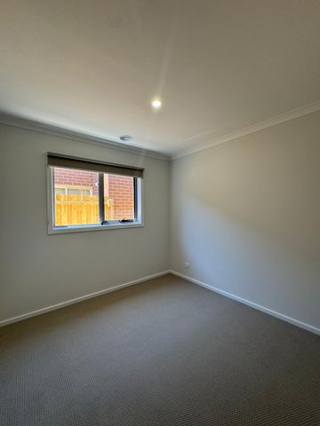 8 Buttercup Crescent, Armstrong Creek VIC 3217 - House For Rent | Domain - Photo 2