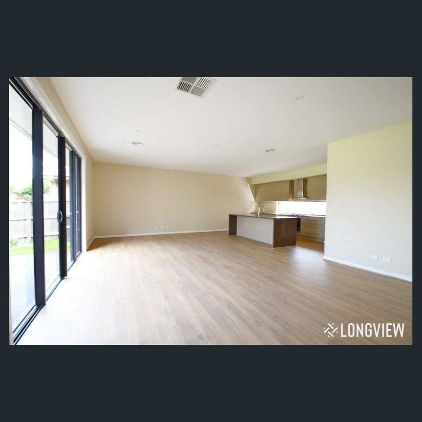 Fantastic Parkside Family Residence - Photo 1