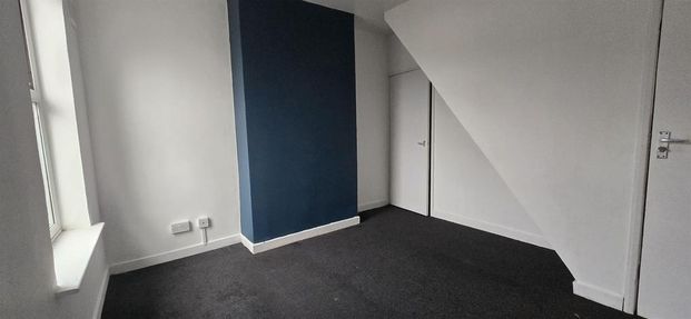 4 bedroom end of terrace house to rent - Photo 1