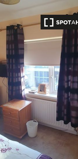 Cozy room in 2-bedroom houseshare in Crumlin, Dublin - Photo 1
