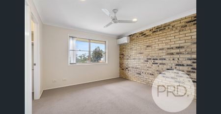 MODERN TRI-LEVEL TOWNHOUSE WITH TWO CAR LOCK-UP - Photo 5