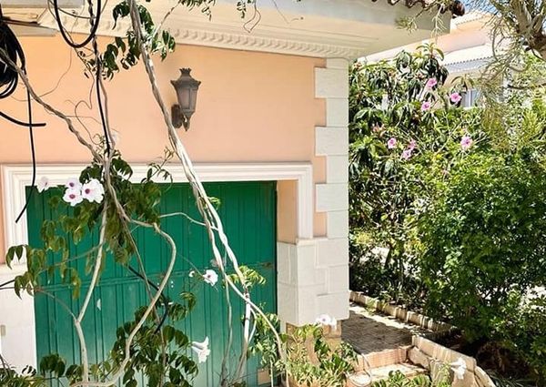 LONG TERM RENTAL. Spacious villa with 6 bedrooms for rent.