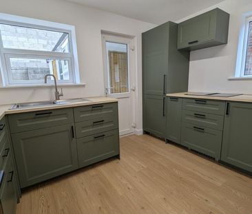 3 bedroom end of terrace house to rent - Photo 4