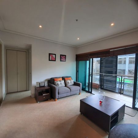 Cosy Viaduct Apartment with Carpark - Photo 5