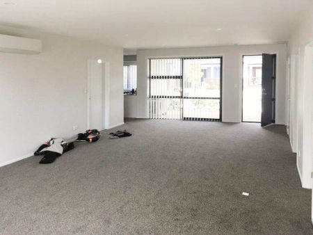 Modern and spacious 2-bedroom home in Karaka for rent - Photo 3