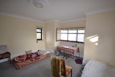 4 Bed Detached House, Aldersbrook Road, E12 - Photo 4